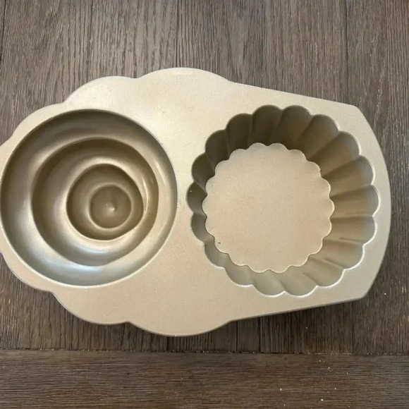 Nordicware Giant Cupcake Pan Gold - Picture 2 of 3